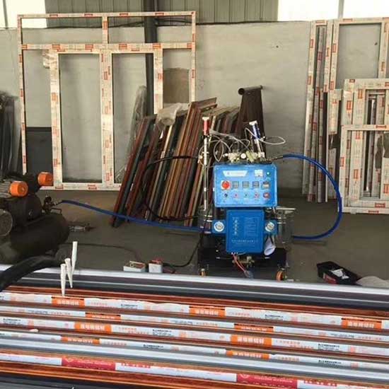 聚氨酯發(fā)泡機(jī)發(fā)泡的佳溫度(圖1) 小型Q2600D斷橋鋁填充發(fā)泡機(jī)設(shè)備