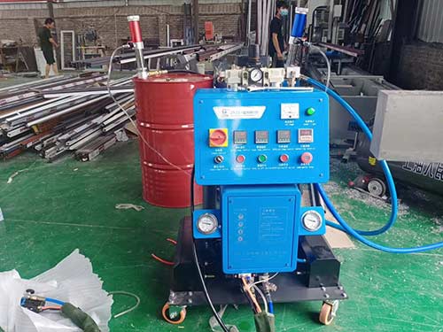 澆注聚氨酯設備(圖1) Q2600D斷橋鋁空腔澆注聚氨酯設備